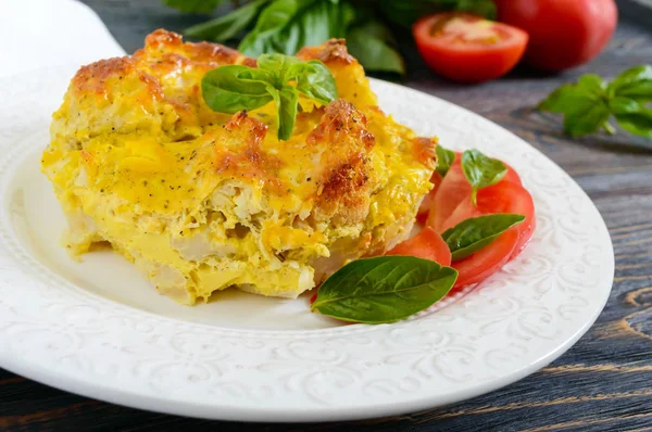 Karnabahar koyu ahşap arka plan üzerinde bir tabakta gelen lezzetli yararlı güveç. Vejetaryen menü. Doğru beslenme.