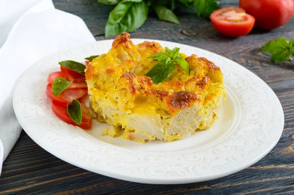 Karnabahar koyu ahşap arka plan üzerinde bir tabakta gelen lezzetli yararlı güveç. Vejetaryen menü. Doğru beslenme.