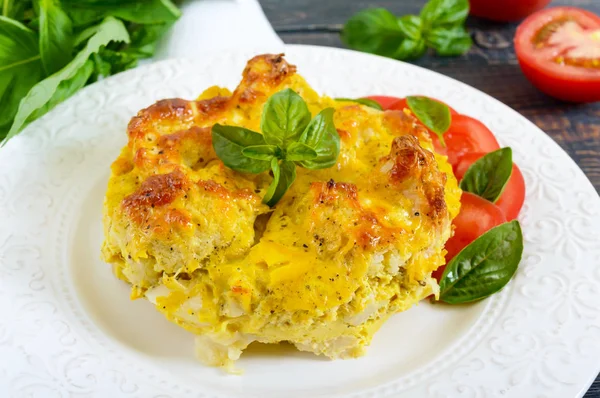 Casseruola Utile Saporita Cavolfiore Piatto Uno Sfondo Legno Scuro Menù — Foto Stock