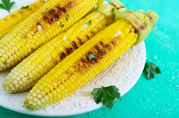 Maïs Grillé Avec Des Herbes Sel Mer Sur Une Assiette — Photo