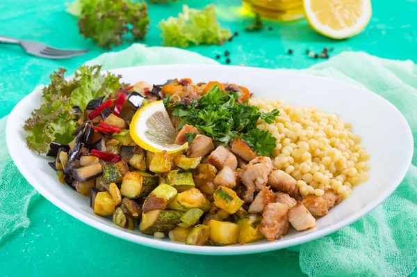 Deliciosa Ensalada Oriental Tabbouleh Couscous Con Verduras Fritas Pollo Plato — Foto de Stock
