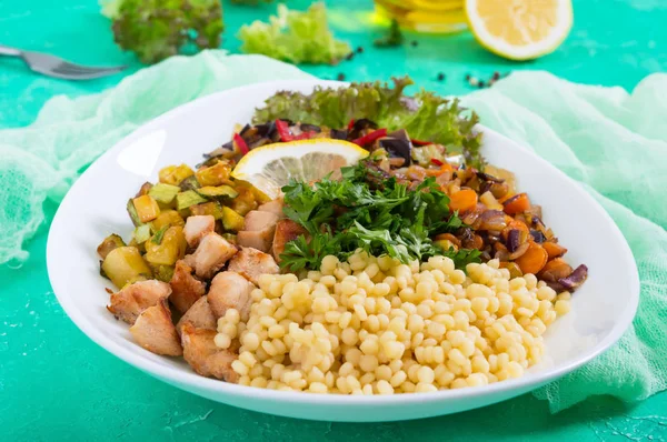 Delicioasă Salată Orientală Tabbouleh Cuscus Legume Prăjite Pui Farfurie Albă — Fotografie, imagine de stoc