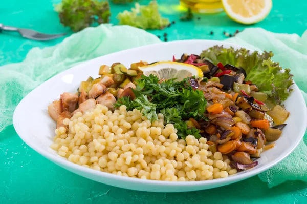 Deliciosa Ensalada Oriental Tabbouleh Couscous Con Verduras Fritas Pollo Plato — Foto de Stock