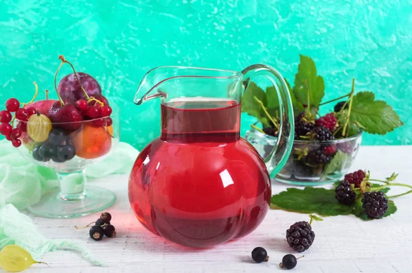 Beerenkompott Fruchtvitamingetränk Glaskrug Und Reife Frische Beeren Auf Hellem Hintergrund — Stockfoto