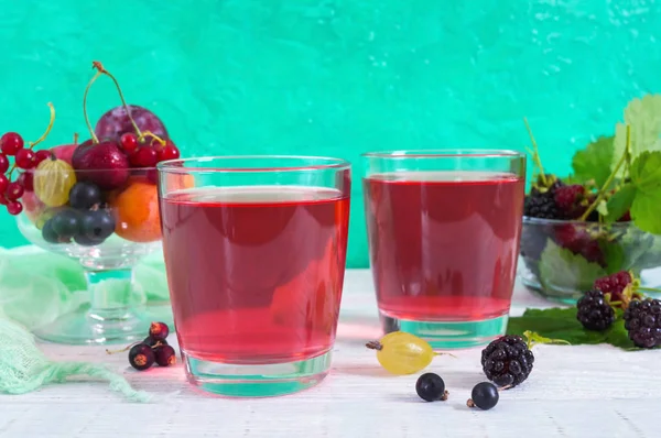 浆果果盘 水果维生素饮料在玻璃和成熟新鲜浆果在明亮的背景下 — 图库照片