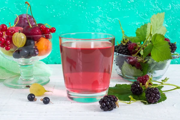 Κομπόστα Μούρο Φρούτα Βιταμίνη Ποτό Στο Γυαλί Και Ώριμα Φρέσκα — Φωτογραφία Αρχείου