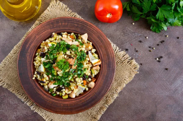 Tabbouleh Горячий Салат Кускуса Мяса Жареных Овощей Петрушки Глиняной Миске — стоковое фото