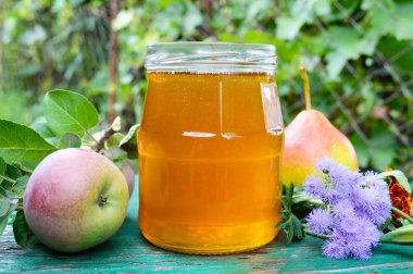 Kavanoz bal, kokulu Bahçe çiçekleri, bir vintage tablo doğa arka plan üzerinde olgunlaşmış meyve ile.