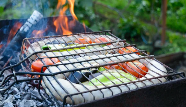 Salsicce Maiale Con Verdure Sono Grigliate Fuoco Cucinare Cena All — Foto Stock