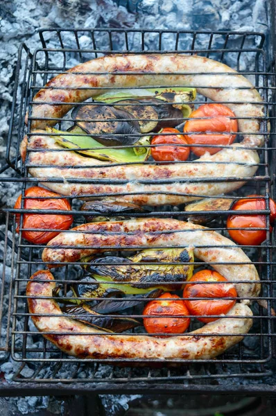 Linguiças Porco Com Verduras Grelham Fogo Cozinhar Jantar Livre — Fotografia de Stock