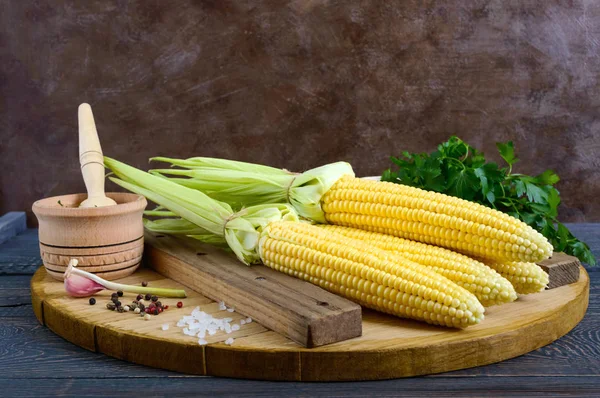 Junge Maiskolben Mit Blättern Gewürzen Kräutern Meersalz Auf Einem Holztablett — Stockfoto