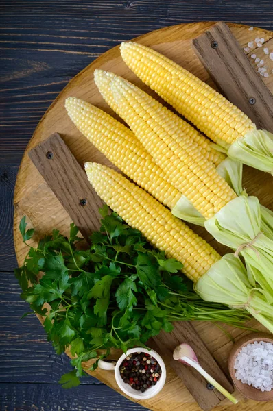 Junge Maiskolben Mit Blättern Gewürzen Kräutern Meersalz Auf Einem Holztablett — Stockfoto