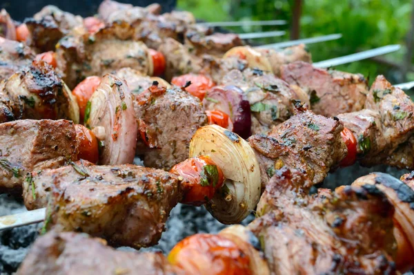 Kebab Shish Suculento Porco Tomates Espetos Frito Fogo Livre Contexto — Fotografia de Stock