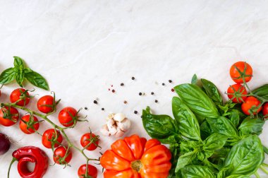 Kiraz domates şube, sarımsak, taze fesleğen, hafif bir arka plan üzerine biber. Soslar yapmak için malzemeler. İtalyan mutfağı. Projeniz için boş alan.