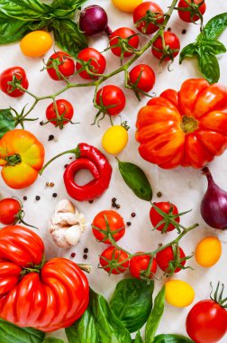 Kiraz domates şube, sarımsak, taze fesleğen, hafif bir arka plan üzerine biber. Soslar yapmak için malzemeler. İtalyan mutfağı.