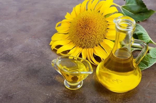 Gouden Biologische Olie Een Kleine Glazen Kruik Zonnebloem Landbouw Olie — Stockfoto