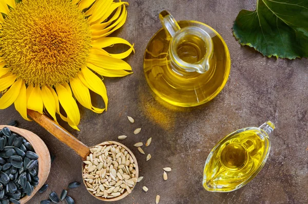 Goldenes Bio Einem Kleinen Glaskrug Sonnenblumen Sonnenblumenkerne Landwirtschaft Ölförderung Bio — Stockfoto