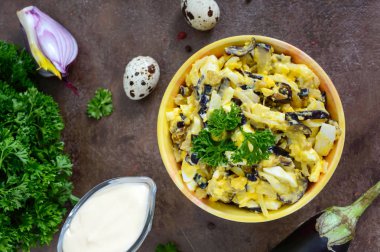 Baharatlı salata patlıcan, haşlanmış yumurta, bir kase içinde Marine edilmiş soğan.