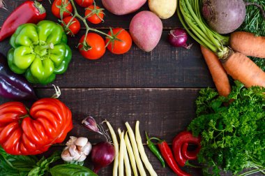 Bir sürü ahşap arka plan üzerinde taze organik sebze. Sonbaharda hasat. Sağlıklı beslenme. Gıda arka plan. Projeniz için boş alan.