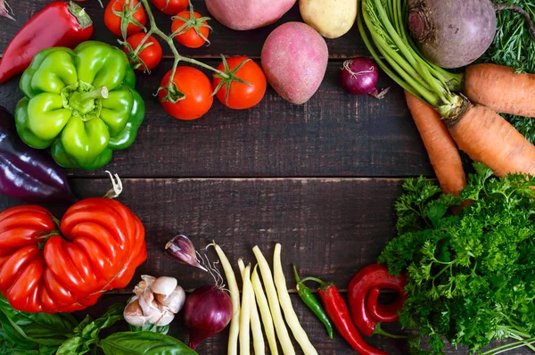Bir sürü ahşap arka plan üzerinde taze organik sebze. Sonbaharda hasat. Sağlıklı beslenme. Gıda arka plan. Projeniz için boş alan.