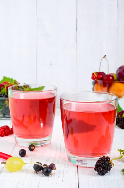 Erfrischungsgetränk Kompott Aus Sommerbeeren Gläsern Auf Weißem Holzgrund — Stockfoto