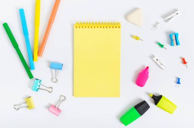Beyaz bir arka plan üzerinde okul aksesuarları. Geri okul kavramı. Office ve öğrenci kaynakları. Projeniz için boş alan. Üstten görünüm. Düz yatıyordu.