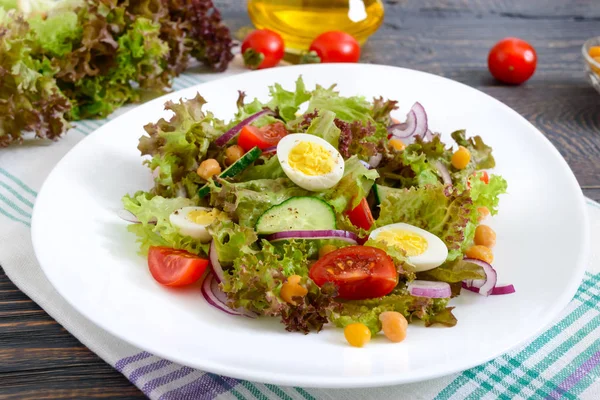 ウズラの卵 新鮮なハーブ ひよこ豆 赤玉ねぎとミニトマトの食事 ベジタリアン サラダ — ストック写真