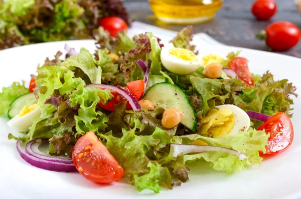 Salată Dietetică Vegetariană Ouă Prepeliță Ierburi Proaspete Năut Ceapă Roșie — Fotografie, imagine de stoc