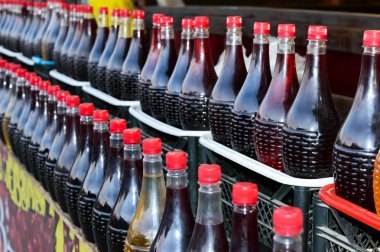 Satır ev yapımı şarap işçiliği ile güzel şişe. Bakkal semt pazarı.