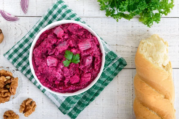 Salada Deliciosa Com Beterraba Fervida Arenque Nozes Cebolas Uma Tigela — Fotografia de Stock