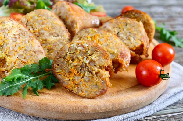 Jambes Poulet Farcies Savoureuses Avec Salade Légumes Frais Sur Fond — Photo