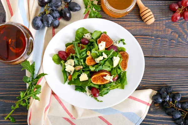 Klassischer Salat Mit Feigen Rucola Blauschimmelkäse Trauben Auf Einem Weißen — Stockfoto