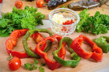 Lezzetli ızgara sebzeler - patlıcan, tatlı biber otlar, sarımsak, domates hafif bir arka plan üzerinde ahşap kurullarında.