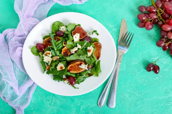 Klassisk Sallad Med Ruccola Ädelost Fikon Druvor Vit Platta Smakrik — Stockfoto