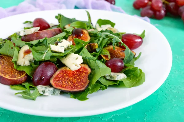 Klassisk Sallad Med Ruccola Ädelost Fikon Druvor Vit Platta Smakrik — Stockfoto