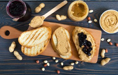 Fıstık ezmesi ve berry reçel ile çıtır çıtır kızarmış ekmek. Geleneksel Amerikan kahvaltı.