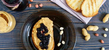 Fıstık ezmesi ve berry reçel ile çıtır çıtır kızarmış ekmek. Geleneksel Amerikan kahvaltı.