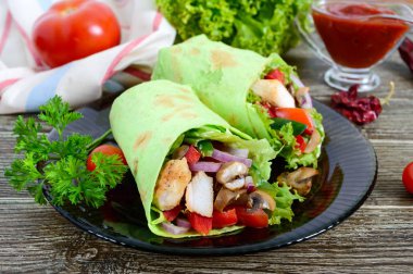 Börek tavuk, sebze, mantar ile ahşap bir masa üzerinde ıspanaklı pide ekmek. Meksika yemeği.