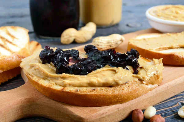 Хрустящий Тост Арахисовым Маслом Ягодным Джемом Традиционный Американский Завтрак — стоковое фото