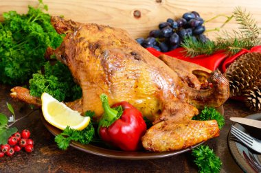 Yeşillikleri ile pişmiş tavuk, üzüm ahşap arka plan üzerinde. Festival yemek. Noel menüsü