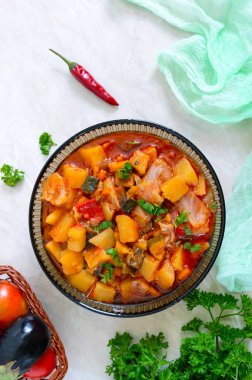 Bir cam kase lezzetli sebze güveç. Dünyanın birçok ülkede popüler bir fincan. Vejetaryen menü. Üstten görünüm