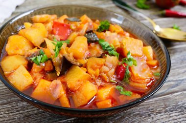 Bir cam kase lezzetli sebze güveç. Dünyanın birçok ülkede popüler bir fincan. Vejetaryen menü