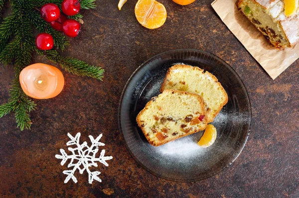 Weihnachtskuchen Mit Nüssen Trockenfrüchten Mandarinen Traditionelles Festtagsgebäck — Stockfoto