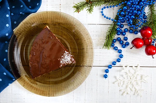 Ein Stück Köstlicher Zweifarbiger Kuchen Mit Schokolade Und Kokosraspeln Festtagstorte — Stockfoto
