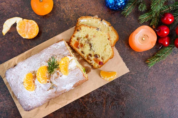 Weihnachtskuchen Mit Nüssen Trockenfrüchten Mandarinen Traditionelles Festtagsgebäck — Stockfoto