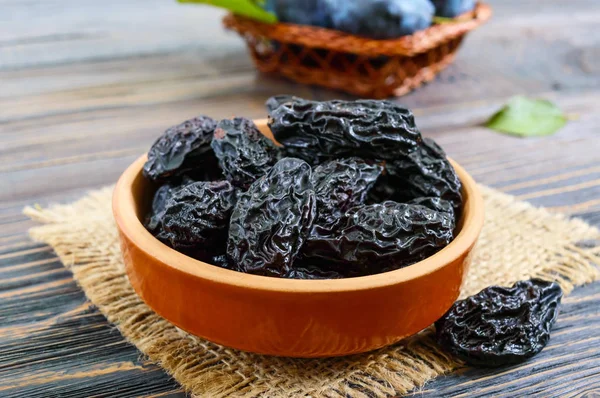 Prunes Clay Bowl Fresh Plums Leaves Wooden Table Fresh Prunes — Stock Photo, Image