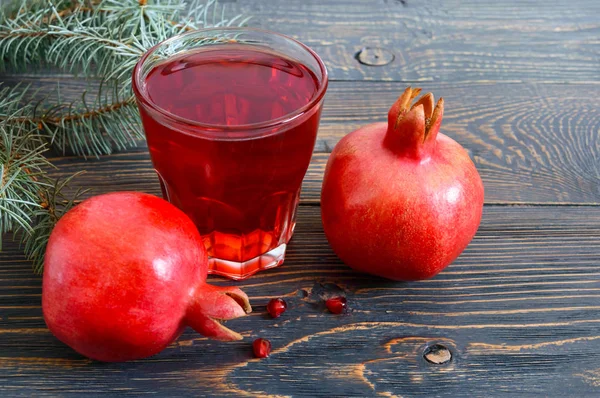 Fruta Madura Granada Vaso Jugo Granada Sobre Una Mesa Madera — Foto de Stock