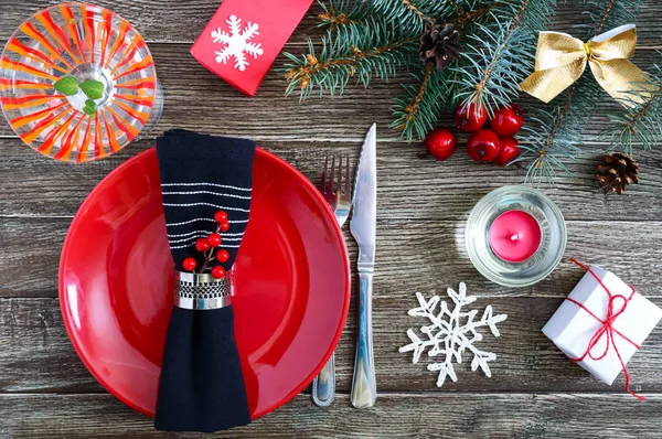 Χριστούγεννα Ρύθμιση Του Πίνακα Κόκκινο Πιάτο Πιρούνι Μαχαίρι Ποτήρι Μαρτίνι — Φωτογραφία Αρχείου