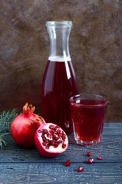 Vaso Jugo Granada Fresca Con Frutas Granada Maduras Mesa Madera — Foto de Stock