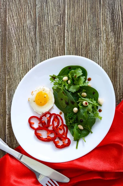 Light Breakfast Quail Egg Green Salad Sweet Pepper Wooden Table — Stock Photo, Image